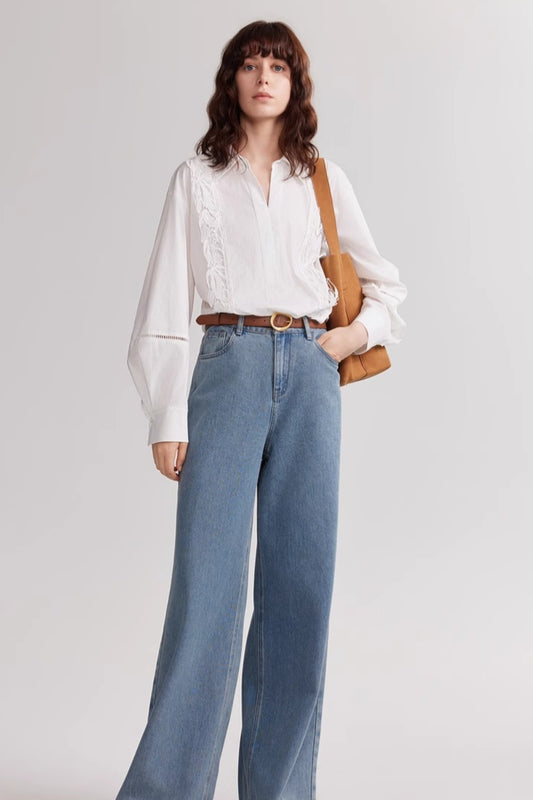Lockere Bluse im französischen Stil mit weißer Spitze und Stickerei
