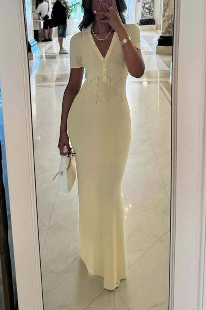 Robe longue ajustée à manches courtes