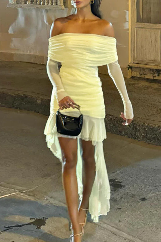 Herbstliches, schmal geschnittenes, plissiertes, schulterfreies Partykleid