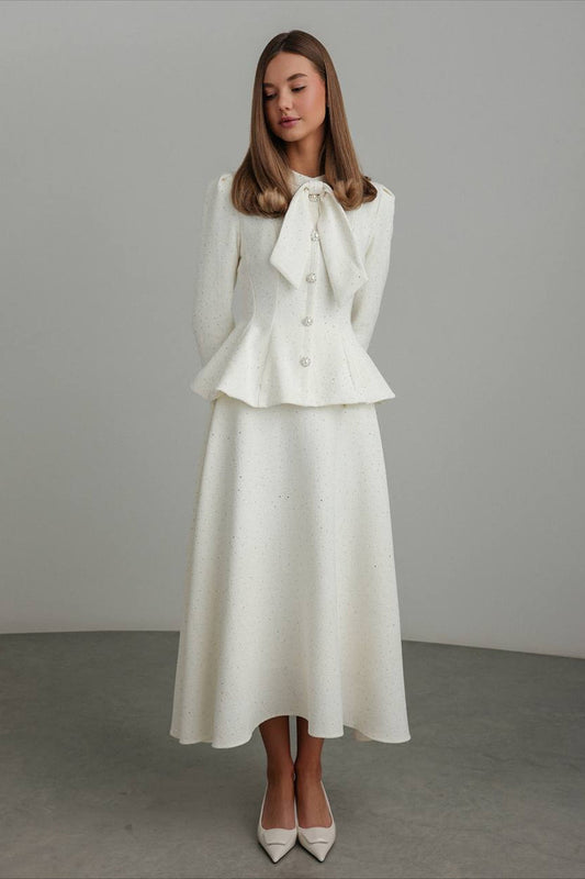 Zweiteiliges Set aus Tweed-Kleid mit Strasssteinen und schmaler Taille