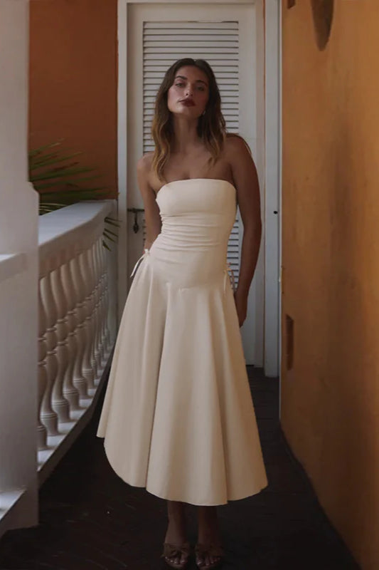 Herbstliches, schickes, trägerloses, schmal geschnittenes Partykleid mit Schleife