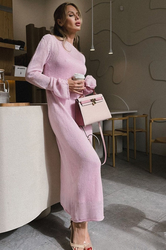 Robe longue moulante en maille rose ajourée