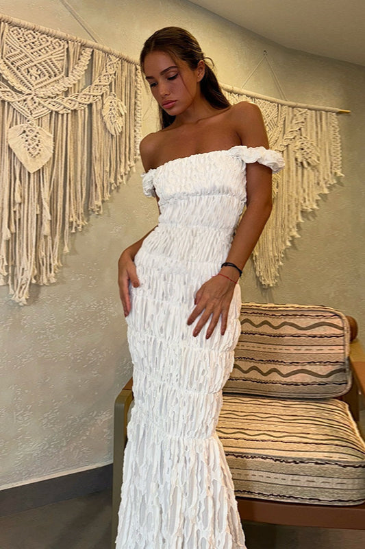 Strukturiertes, gerüschtes, figurbetontes Maxikleid