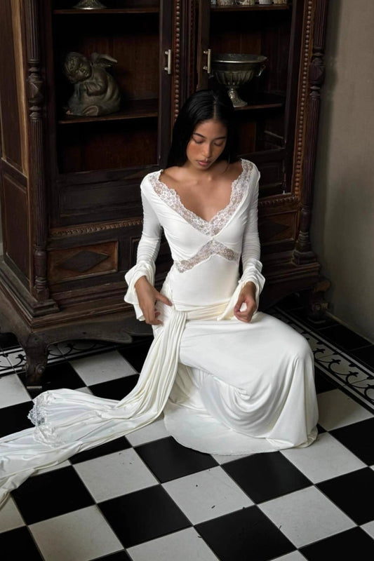 Robe longue moulante en dentelle à manches évasées