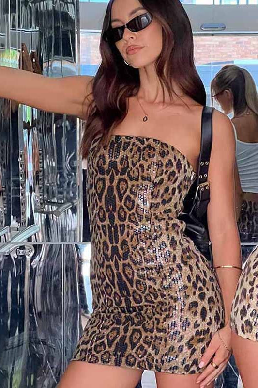 Trägerloses, figurbetontes Minikleid mit Leopardenmuster und Pailletten