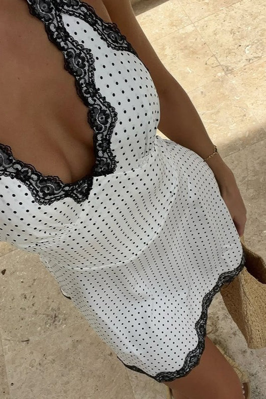 Rückenfreies Minikleid mit V-Ausschnitt, Spitzenbesatz und Polka Dots