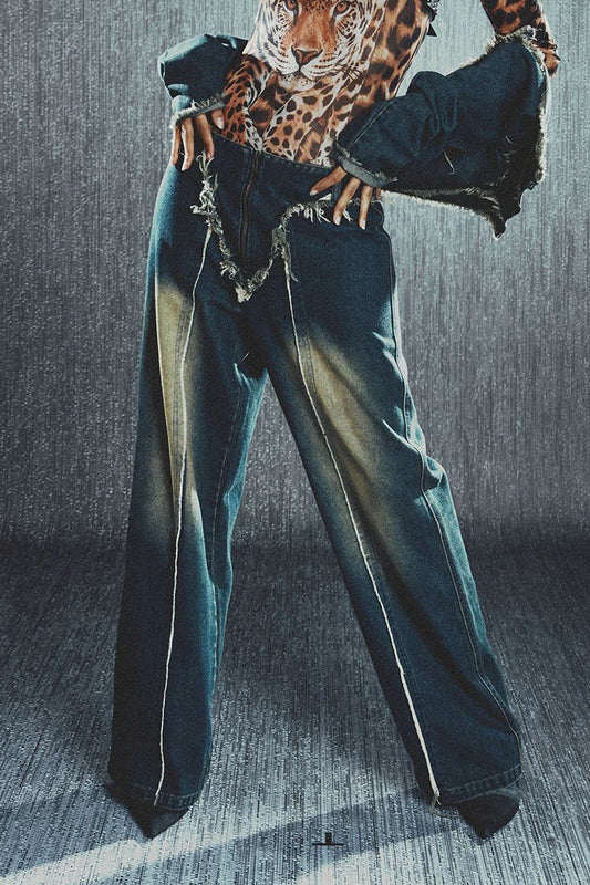 Jeans mit geradem Bein und niedrigem Bund und ausgefranstem Saum