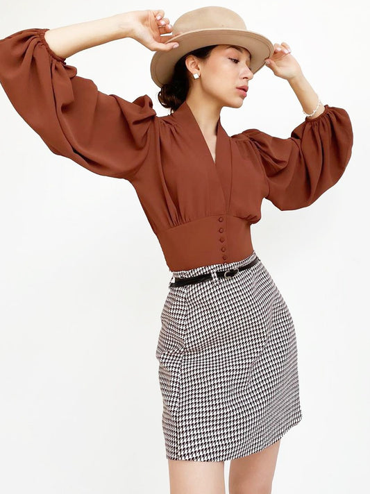 Chemisier vintage à manches lanternes et col en V, coupe ajustée