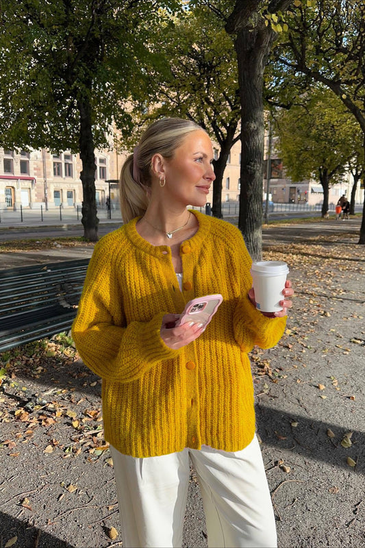 Solide Strick-Strickjacke mit Rundhalsausschnitt und langen Ärmeln