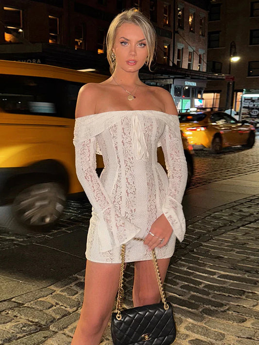Sexy, figurbetontes Mini-Partykleid aus Spitze mit schulterfreiem Schnitt