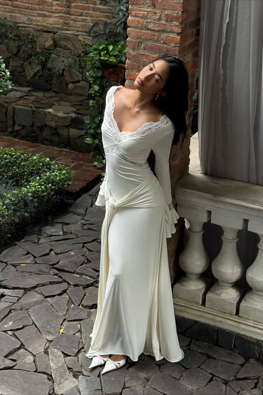 Robe longue moulante en dentelle à manches évasées