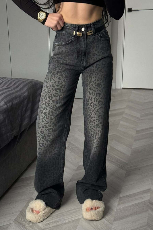 Ausgestellte Jeans aus Denim mit Leopardenmuster