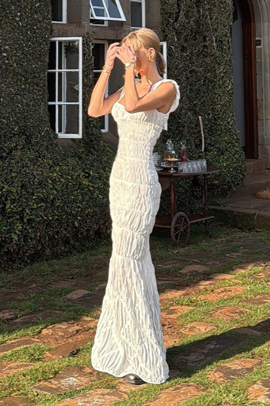 Strukturiertes, gerüschtes, figurbetontes Maxikleid