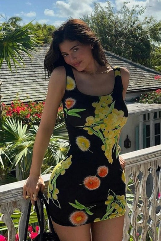 Mini-robe moulante froncée à motif floral