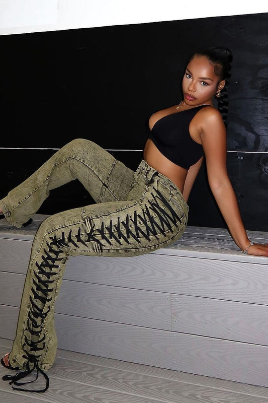 Jeans mit Kordelzug und Schnürung