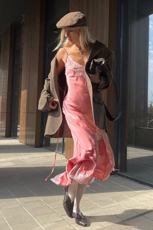 Robe longue fendue en dentelle à bretelles spaghetti et effet soie