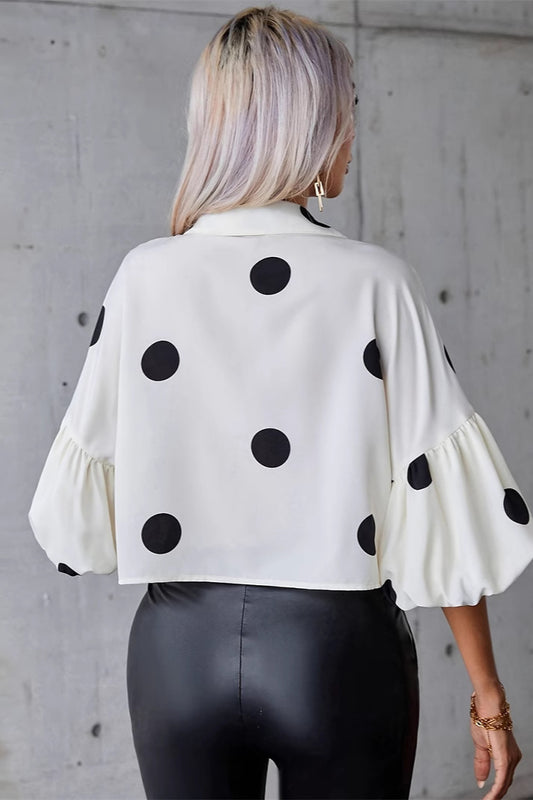 Elegante, modische Bluse mit Knöpfen