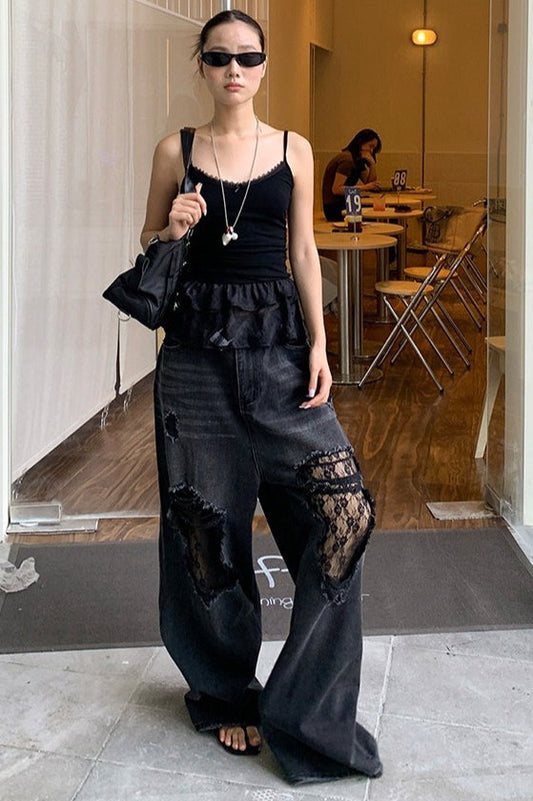 Zerrissene Jeans mit weitem Bein und Spitzeneinsatz