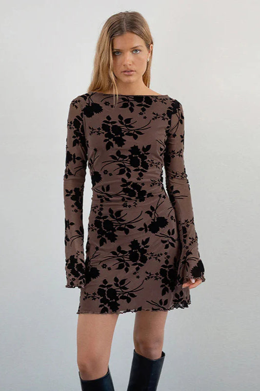 Robe de soirée courte à manches longues et coupe ajustée en velours à fleurs floquées