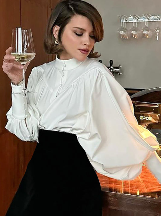 Weiße Bluse mit Puffärmeln und Stehkragen