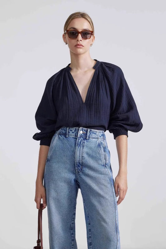 Gerade geschnittene Jeans mit hoher Taille und abgerundeten Nähten