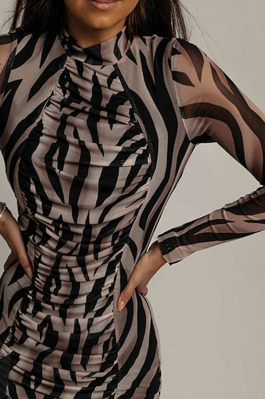 Figurbetontes Maxikleid mit Blumenmuster, gerüschtem Netzstoff und langen Ärmeln