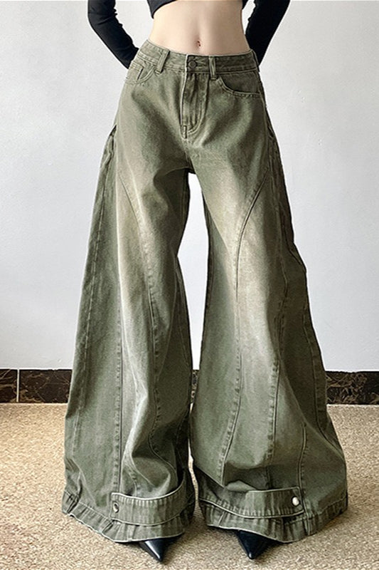 Distressed-Jeans im Schlaghosenstil