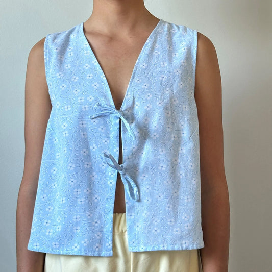 Kurzes Top mit Vichy-Karomuster und Bindeband vorne