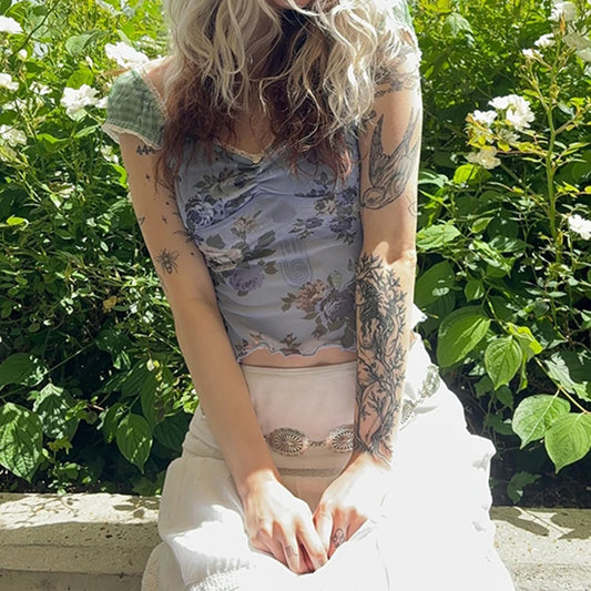 Quadratisches Crop-Top aus Netzstoff mit Blumenmuster