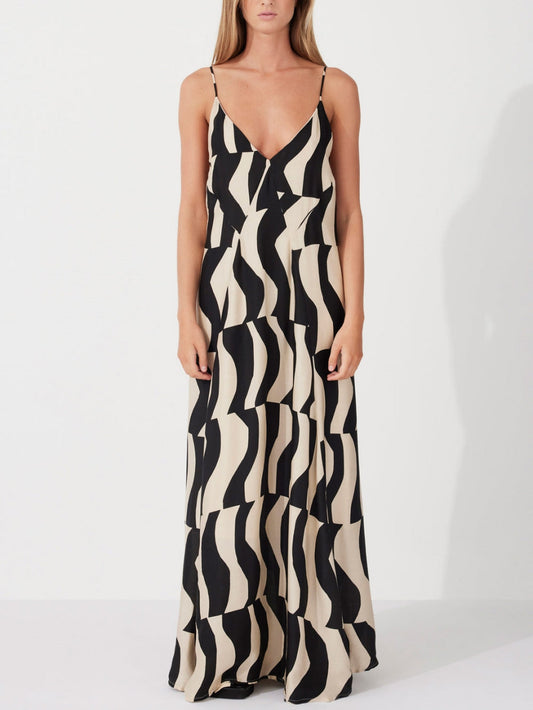 Scooped Back Relaxed Charming Fit Style Maxi Dress Black / S Dresses