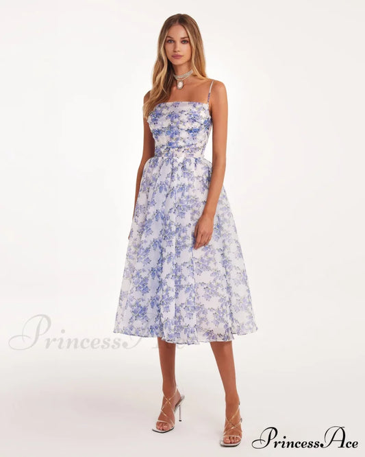 Robe mi-longue à bretelles spaghetti et motif hortensia bleu