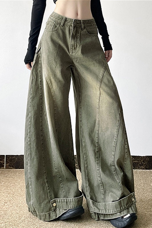 Distressed-Jeans im Schlaghosenstil