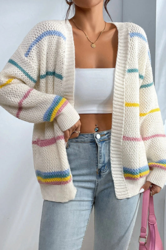 Locker geschnittene Strickjacke mit Regenbogenstreifen
