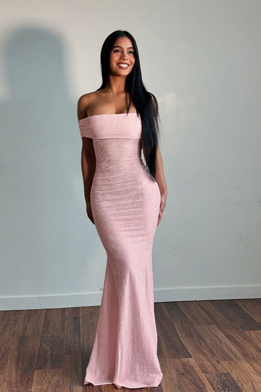 Robe longue moulante à fleurs et épaules dénudées