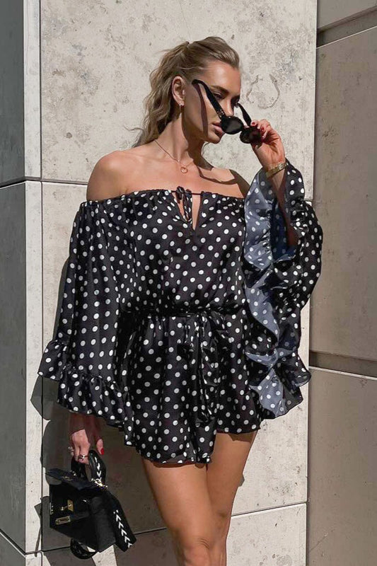 Mini-robe à volants et épaules dénudées à pois