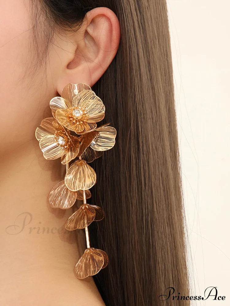 Floral Decor Graceful Fringed Earrings Gold / One Size