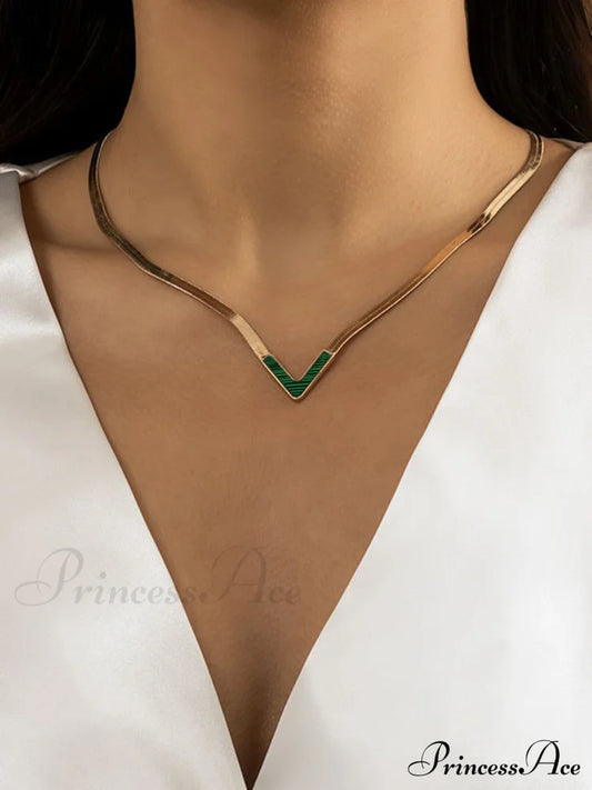 Victoria Charming Necklace Green / One Size Necklaces